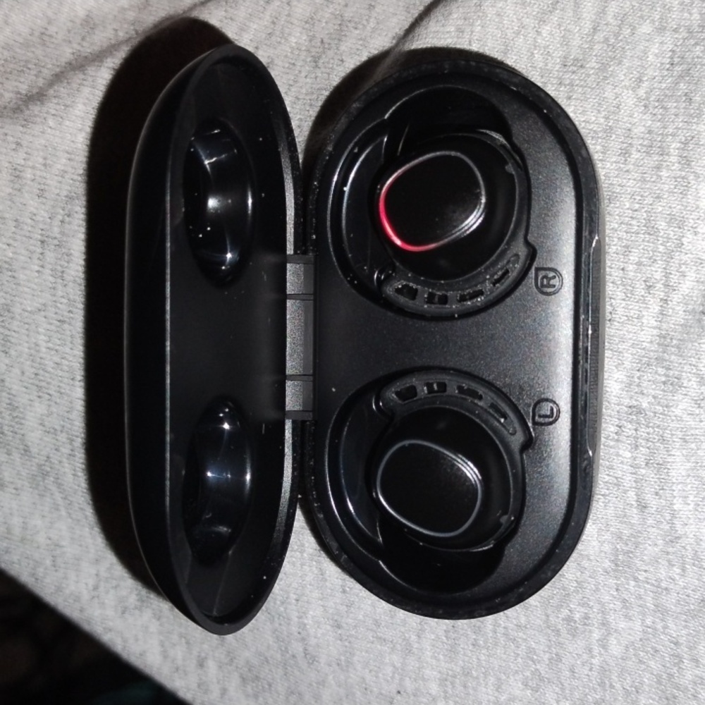 Bluetooth earbuds - Picture 2 of 2